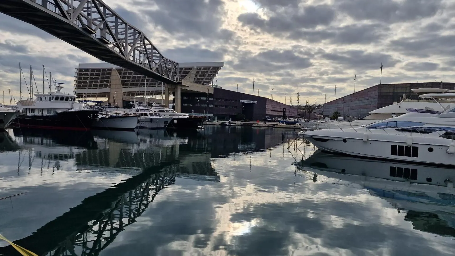 Botel Magnificent Luxury Yacht In Barcelona Center Hotel