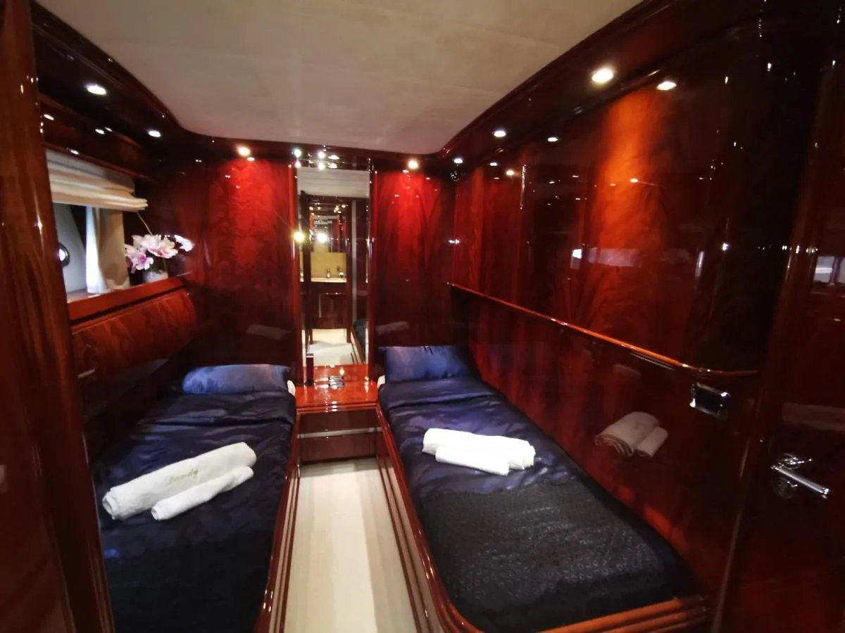 船上ホテル ホテル Magnificent Luxury Yacht In Barcelona Center